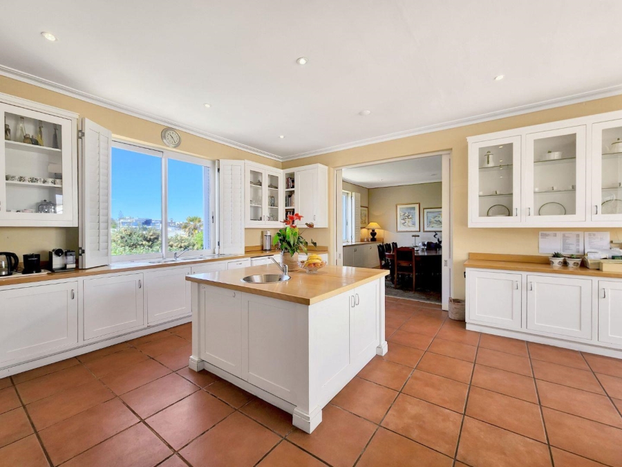 6 Bedroom Property for Sale in Bloubergstrand Western Cape